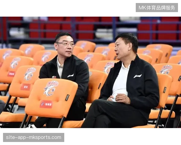 刘鹏指导围绕强力外援制定战术，洛夫顿高位策应盘活全队进攻空间